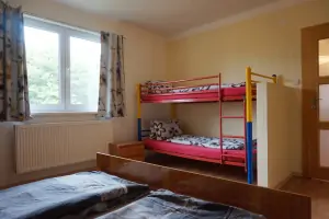 průchozí ložnice s dvojlůžkem a patrovou postelí v prvním patře