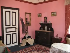 Obytný pokoj je také laděn do zámeckého stylu