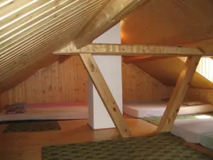 Podkrovní ložnice s 5 matracemi