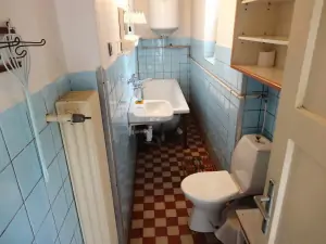 Koupelna je vybavena vanou, WC a umyvadlem