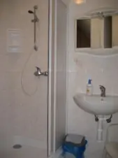 Koupelna v ložnici v mezipatře je vybavena sprchovým koutem, WC a umyvadlem