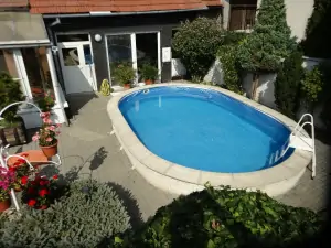 k dispozici je bazén (6 m x 4,2 m x 1,1 m)