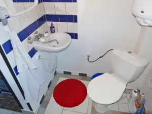 umyvadlo a WC v koupelně