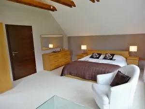 ložnice s dvojlůžkem a rozkládacím gaučem pro 2 osoby