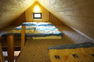 podkrovní pokojík se 3 matracemi
