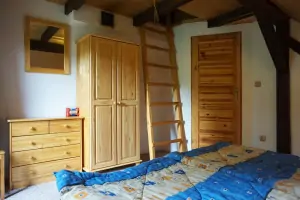 ložnice s dvojlůžkem - z ložnice vede žebřík do malého podkrovního pokojíku 