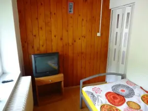 ložnice se 2 lůžky a TV