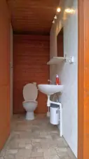 samostatné WC s umyvadlem v zadní části pergoly