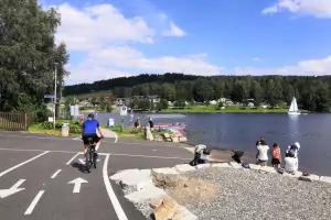 Frymburkem vede Jezerní stezka pro cyklisty a in-line bruslaře.