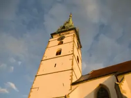 Jeho kostelní věž se tyčí do výšky 68 metrů.