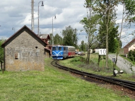 vlak úzkorozdné železnice na nádraží v Obrataňi