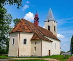 Kostel Všech svatých je dominantou Lutové.
