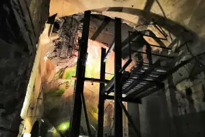Součástí prohlídky podzemní štoly je také ukázka historického důlního díla. 