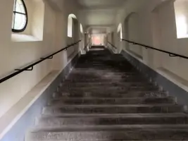 Z centra Příbrami vede na Svatou Horu unikátní kryté schodiště s 365 schody.
