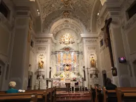 Stříbrný oltář a vzácná dřevěná soška Panny Marie Svatohorské uvnitř baziliky.