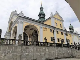 Svatohorskému areálu vévodí kostel Nanebevzetí Panny Marie.