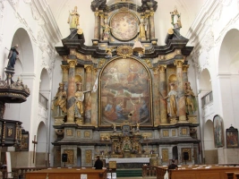 Kostel Nejsvětější Trojice v malé vísce Klášter - monumentální oltář