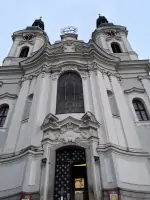 V podzemí chrámu stojí za pozornost unikátní pohřební krypta.