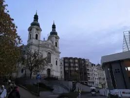 Barokní kostel sv. Máří Magdalény najdete kousek od Vřídelní kolonády.