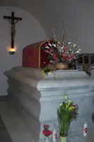 V kryptě pod oltářem je hrob sv. Zdislavy.