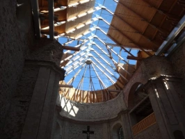 netypická střecha kostelu Neratov