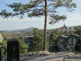výhled k zámku Hrubá Skála a na Trosky z Mariánské vyhlídky