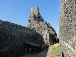 v areálu hradu Trosky
