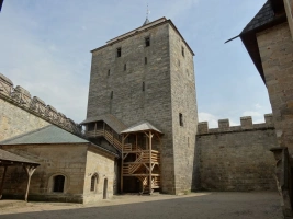 věž hradu Kost sloužila jako sýpka