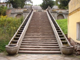 schody vedoucí k hospitalu jsou lemovány vodním chodníčkem