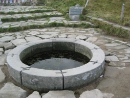 symbolický pamen řeky Labe je tvořen kulatou betonovou skruží