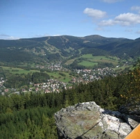 výhled ze skalní vyhlídky Strážník - hlavní dominantou výhledu je hora Kotel