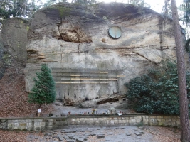Hruboskalsko - symbolický hřbitov horolezců