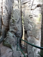 terén v Prachovských skalách je náročnější