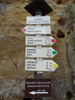 turistický rozcestník u hradu Valečov