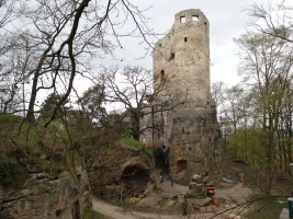skalní hrad Valečov je jeden z nejoblíbenějších cílů turistů v Českém ráji