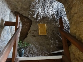 chodby vytesané ve skalním hradě Valečov
