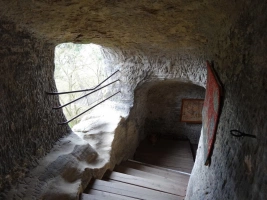 chodby vytesané ve skalním hradě Valečov