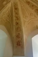 Detail zachovalé zdobené klenby v hradní kapli.