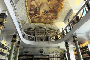 Unikátní klášterní knihovna se pyšní 17 000 svazky knih.
