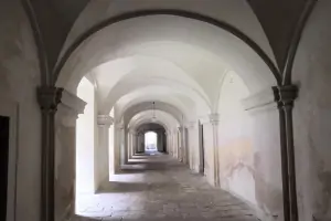 Chodby benediktínského kláštera ukrývají mnohá tajemství.