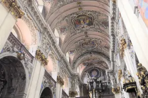 Klášterní kostel sv. Vojtěcha s bohatou freskovou výzdobou.