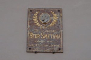 v zámeckém pivovaru se nachází rodný byt hudebního skladatele Bedřicha Smetany