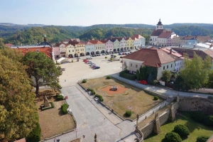 zámek Nové Město nad Metují - pohled na novoměstské náměstí z věže Máselnice
