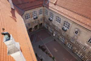 zámek Nové Město nad Metují - pohled na nádvoří zámku z věže Máselnice
