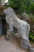 Jeskyně Blanických rytířů - socha lva při vstupu do jeskyně