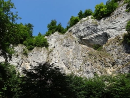 skalní masív, v němž se nachází Punkevní jeskyně