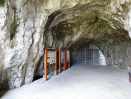 u vchodu do jeskyně Balcarka se nacházejí informační tabule