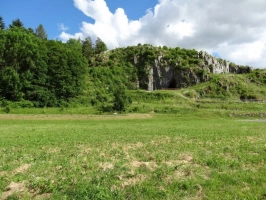 jeskyně Balcarka se nachází v Balcarově skále nedaleko obce Ostrov u Machochy