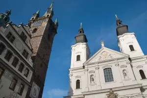 Vlevo - gotická Černá věž, vpravo - jezuitský kostel