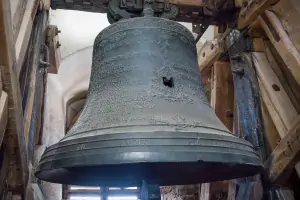 Zvon Bartoloměj Ondřej visí v Černé věži ve výšce 40 m nad zemí. 